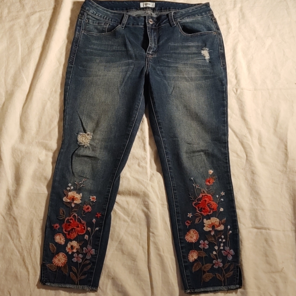 Kensie ❤️distressed and embroidered jeans